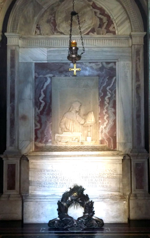 L'interno della tomba dove riposa Dante