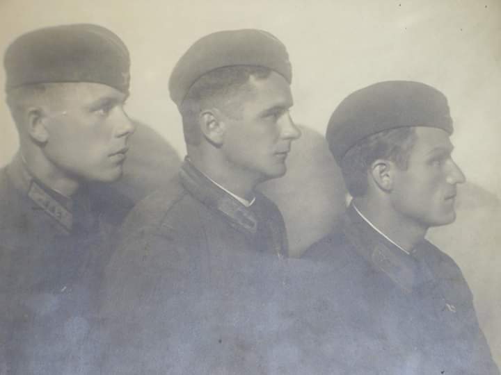 Nella foto: il primo a destra il  Pilota di Prima classe Лях Иван Кузьмич- Liakh Ivan Kuzmich in nonno della poetessa