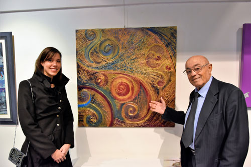 Sophia Zaccaron con il Presidente della Mostra Internazionale d'Arte Soul's Messengers Giovanni Maggi. L'opera in foto "Anima"