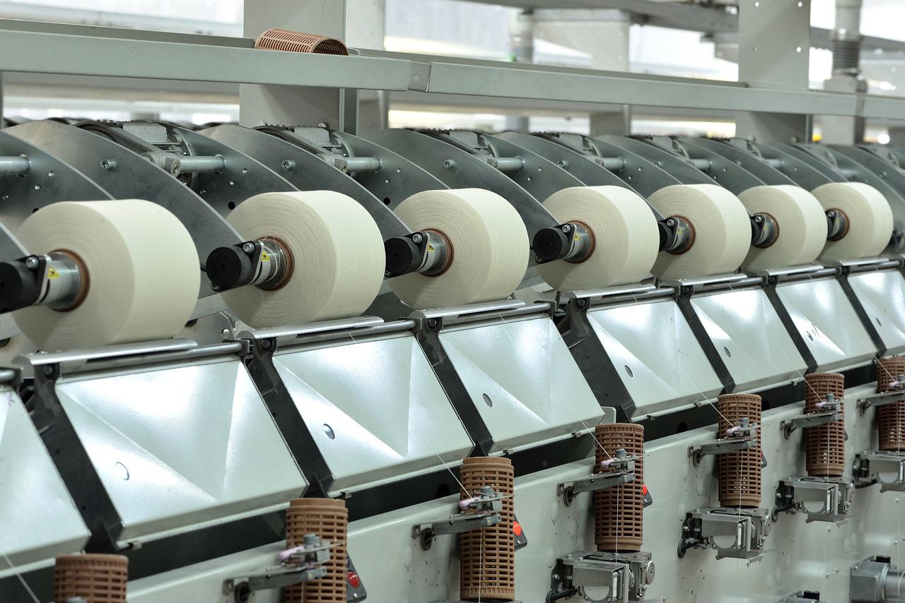 Giorgetti firma decreti a sostegno industria tessile di Prato e Biella