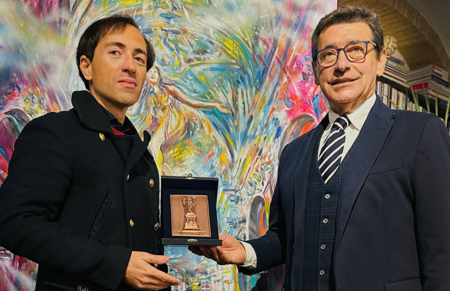 Mario Vespasiani, all’artista è stata donata dal Generale dell’Arma dei Carabinieri Rosario Aiosa  una targa del Gruppo delle Medaglie d’Oro al Valor Militare d’Italia
